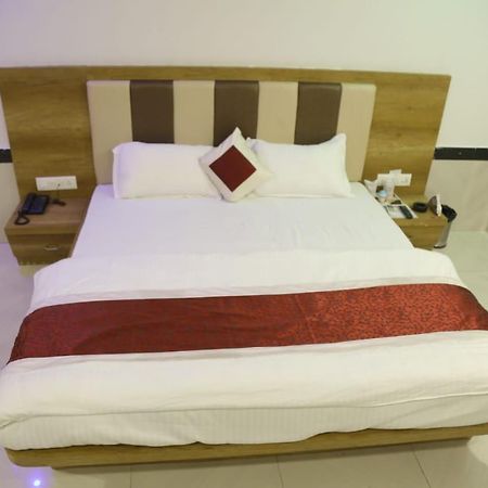 Amber Hotel Barmer ภายนอก รูปภาพ