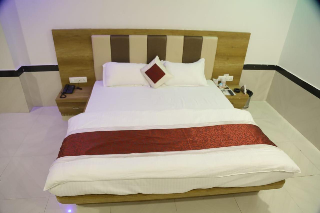 Amber Hotel Barmer ภายนอก รูปภาพ